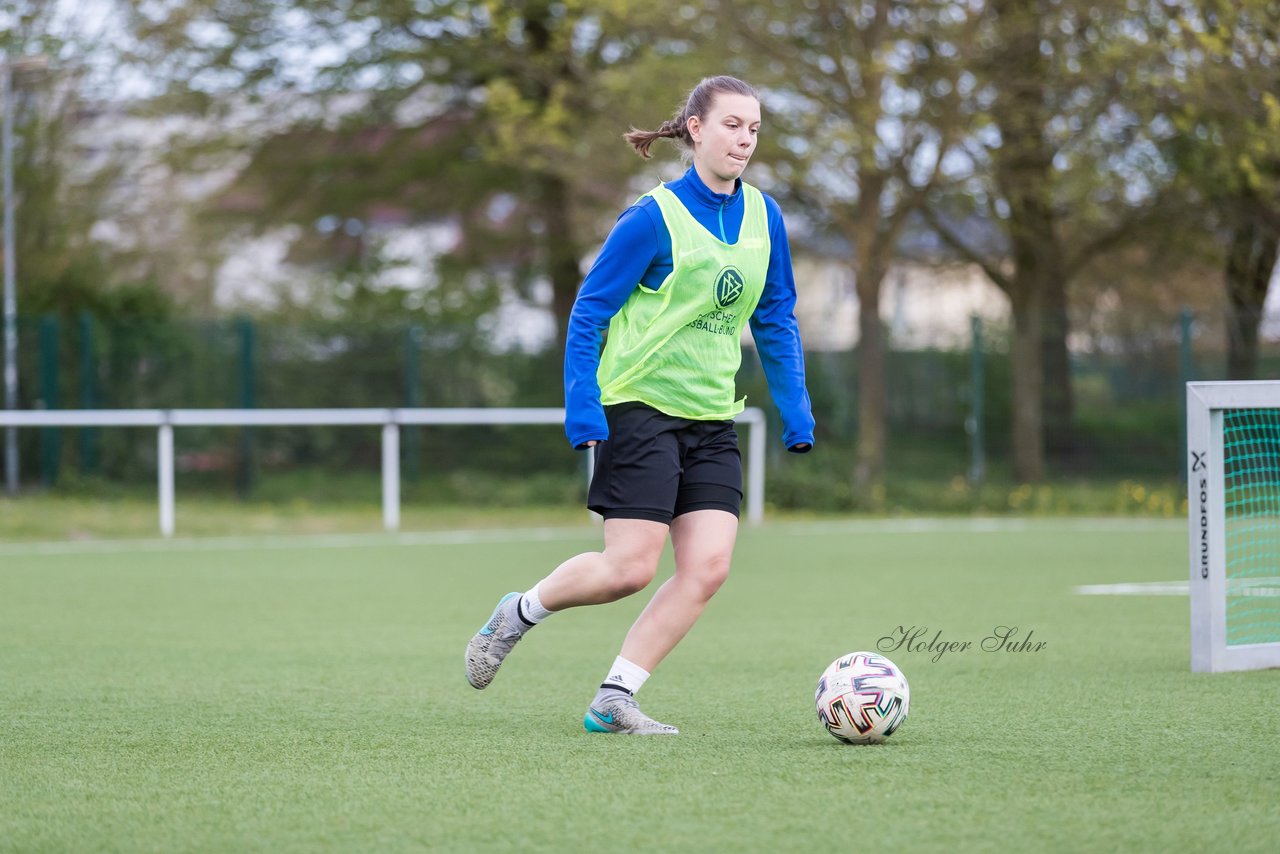 Bild 290 - Co-Trainerin der Frauen Nationalmannschaft Britta Carlson in Wahlstedt